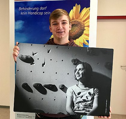 Felix Sturmbauer bei der Bildübergabe