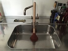 verstopftes Waschbecken aus Metall
