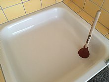 Verstopfte Duschtasse mit Saugglocke